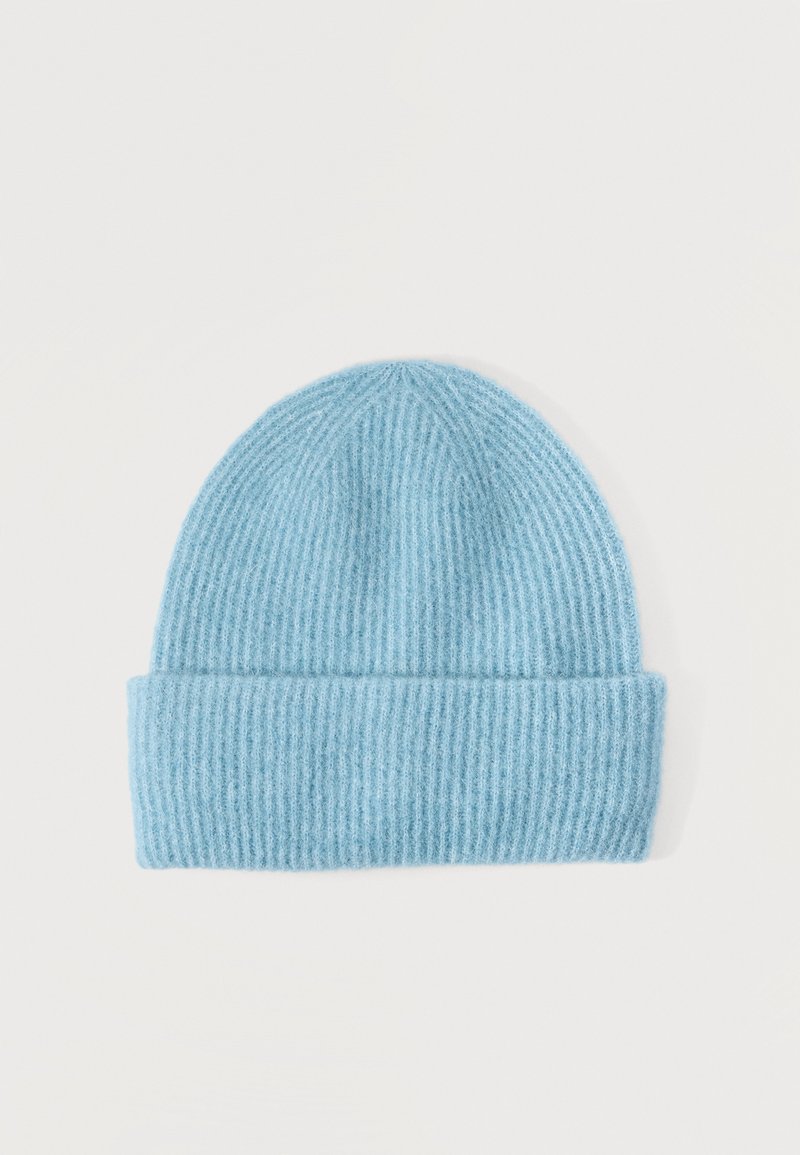 Bonnet tricoté côtelé bleu clair avec revers, posé à plat sur fond blanc.