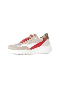 Beige en rode sneaker gemaakt van suede en synthetische materialen. Heeft een witte zool, een leopardprint hiel en rode veters.