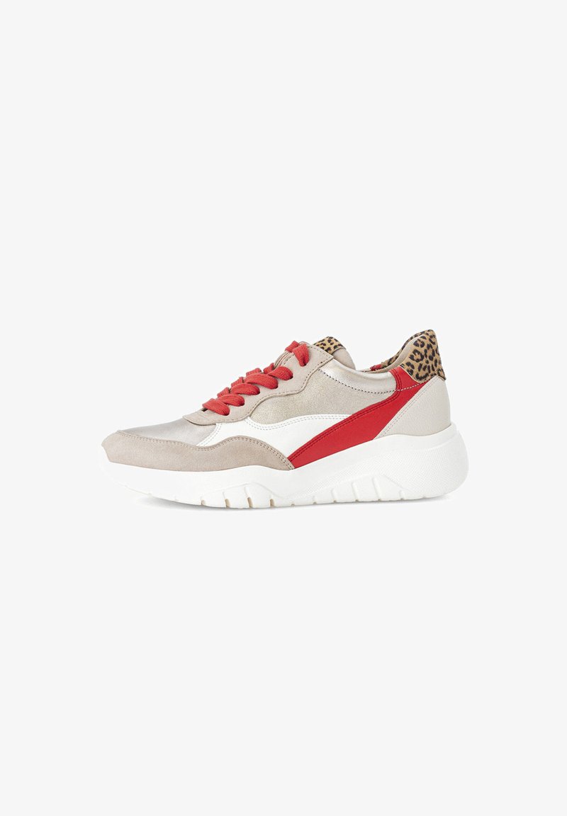 Beige en rode sneaker gemaakt van suede en synthetische materialen. Heeft een witte zool, een leopardprint hiel en rode veters.
