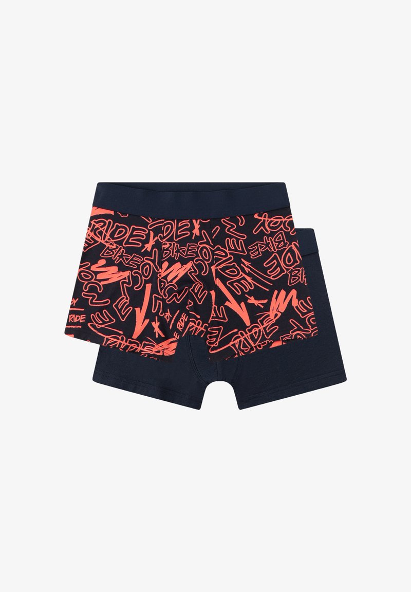 Boxershorts aus marineblauem Material mit einem lebendigen roten Grafikmuster. Das Design umfasst fett gedruckte, abstrakte Texte und Formen.