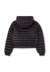 Giacca corta nera imbottita con cappuccio, design trapuntato e polsini elasticizzati. Texture liscia con cuciture orizzontali. Leggera e isolante.