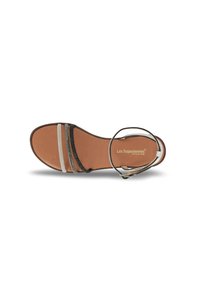 Sandal met bandjes en een bruine leren zool, featuring drie decoratieve banden in zilver en donkere kleuren, verstelbare enkelriem, platte ontwerp.