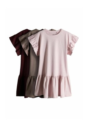 Tri krátke šaty s volánovými rukávmi a lemami v ružovej, taupe a tmavo hnedej farbe, usporiadané prekryté na bielom pozadí.