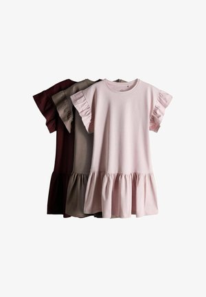 Drie jurken met korte mouwen en gerimpelde mouwen en zoom, in roze, taupe en donkerbruin, overlappend gerangschikt op een witte achtergrond.