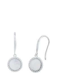 Pendientes de plata con piedras redondas y blancas rodeadas por un diseño de cuerda trenzada. Ganchos para un uso seguro. Textura suave, estética minimalista.