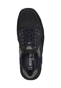 Musta tekstiilikenkä harmaiden ja tummansinisten korostusten kanssa, pyöreä kärki, matala pohja ja kaksinkertaiset vetoketjukiinnitykset. Sisältää tekstuurin sisäpohjan ja logon.