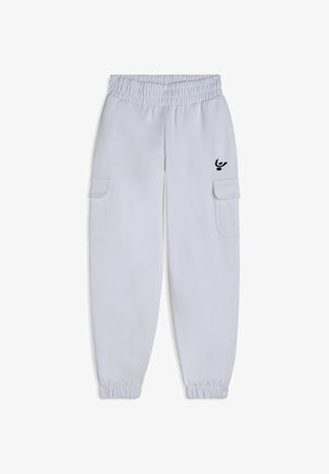 Pantalones cargo blancos con cintura elástica, puños acanalados, dos bolsillos laterales y un pequeño logo en la pierna izquierda. Textura de tela suave.