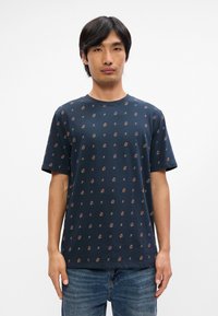 Ναυτικό κοντομάνικο μπλουζάκι από βαμβάκι με επαναλαμβανόμενο πολύχρωμο λουλουδάτο σχέδιο; στρογγυλή λαιμόκοψη; χαλαρή εφαρμογή.