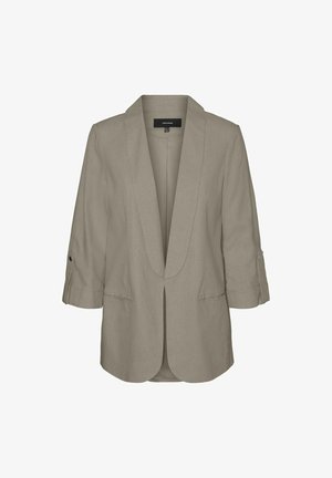 Bēšs blazeris, kas izgatavots no viegla auduma, ar šalu tipa atlokiem, trīs ceturtdaļu piedurknēm un diviem priekšējiem kabatām ar pogu akcentiem.