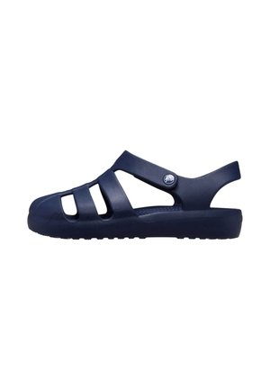 Sandalo in gomma blu navy con punta chiusa, tre cinturini laterali, tallone aperto e cinturino regolabile con logo circolare sul lato.