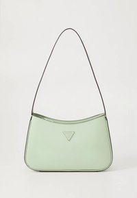 Hellgrüne Handtasche mit geschwungener Silhouette, glänzendem Finish, schwarzem Riemen und silbernem Logo-Akzent auf der Vorderseite. Glatte Textur.