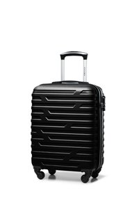 Černý tvrdý kufr s texturovaným vzorem cik-cak, stříbrným zipem a teleskopickou hliníkovou rukojetí. Čtyři kolečka otočná o 360 stupňů pro snadnou manipulaci.
