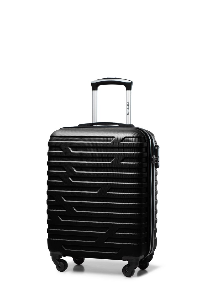Černý tvrdý kufr s texturovaným vzorem cik-cak, stříbrným zipem a teleskopickou hliníkovou rukojetí. Čtyři kolečka otočná o 360 stupňů pro snadnou manipulaci.