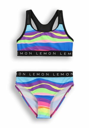 Zestaw kąpielowy składający się z sportowego biustonosza i majtek bikini. Materiał jest miękki, z kolorowym wzorem fal w odcieniach niebieskiego, zielonego, fioletowego i różowego. Czarny pasek.