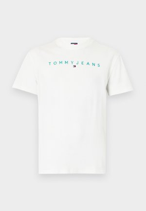 Witte T-shirt met korte mouwen en ronde hals met de tekst "TOMMY JEANS" en klein Tommy Hilfiger-logo in het midden van de borst.