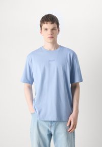 BOSS TEE - Jednoduché tričko - open blue