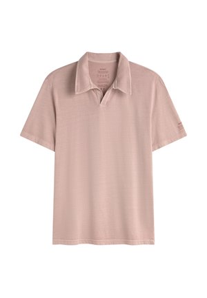 Polo de manga corta color rosa claro con cuello y abertura en V, con marca ecológica en el interior del cuello y en la manga izquierda.