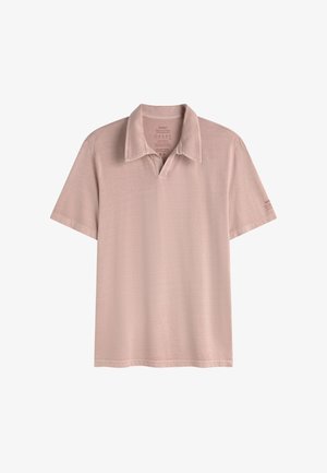 Lichtroze poloshirt met korte mouwen, een kraag en een V-hals, voorzien van milieuvriendelijke branding aan de binnenkant van de kraag en op de linkermouw.