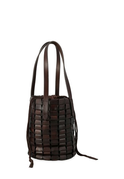 Borsa a mano in pelle intrecciata di colore marrone, dalla forma cilindrica, con due spallacci piatti, chiusura con cordoncino e un motivo testurizzato.
