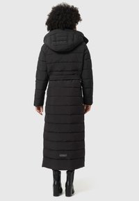 Manteau long noir rembourré avec une capuche, doté d'un matelassage horizontal, d'une ceinture à la taille et d'un patch logo au dos. Tissu lisse et texturé.