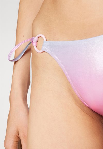 Fondo bikini in un gradiente dal viola al rosa. Presenta una texture lucida e una legatura laterale con un accento circolare rosa. Dettagli di cucitura liscia.