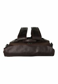 Sac en cuir brun avec des bretelles rembourrées doubles, fermeture éclair et texture lisse. Présente une base arrondie et des coutures renforcées.