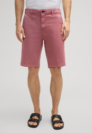 Shorts de couleur framboise en tissu léger, dotés d'une fermeture à bouton et de poches latérales, avec des bords ourlés et une coupe décontractée.