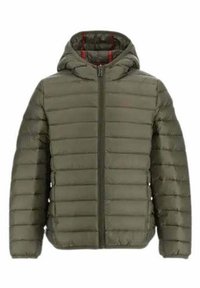 Chaqueta de plumas en verde oliva con cierre de cremallera, capucha y diseño acolchado horizontal. Presenta una textura suave y un forro rojo en el interior de la capucha.