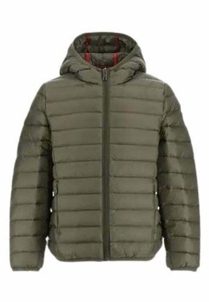 Doudoune olive verte avec fermeture éclair devant, capuche et design matelassé horizontal. Présente une texture douce et une doublure rouge à l'intérieur de la capuche.