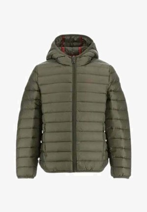 Doudoune olive verte avec fermeture éclair devant, capuche et design matelassé horizontal. Présente une texture douce et une doublure rouge à l'intérieur de la capuche.