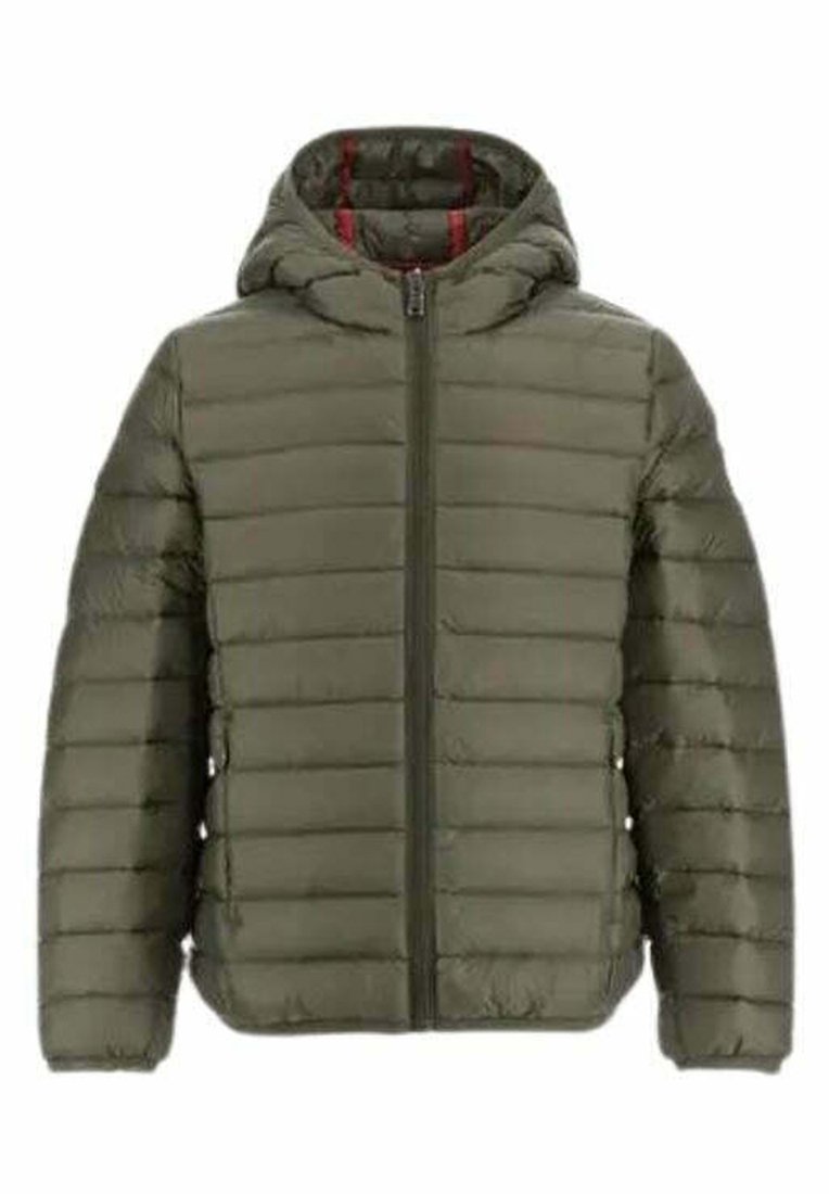 Chaqueta de plumas en verde oliva con cierre de cremallera, capucha y diseño acolchado horizontal. Presenta una textura suave y un forro rojo en el interior de la capucha.