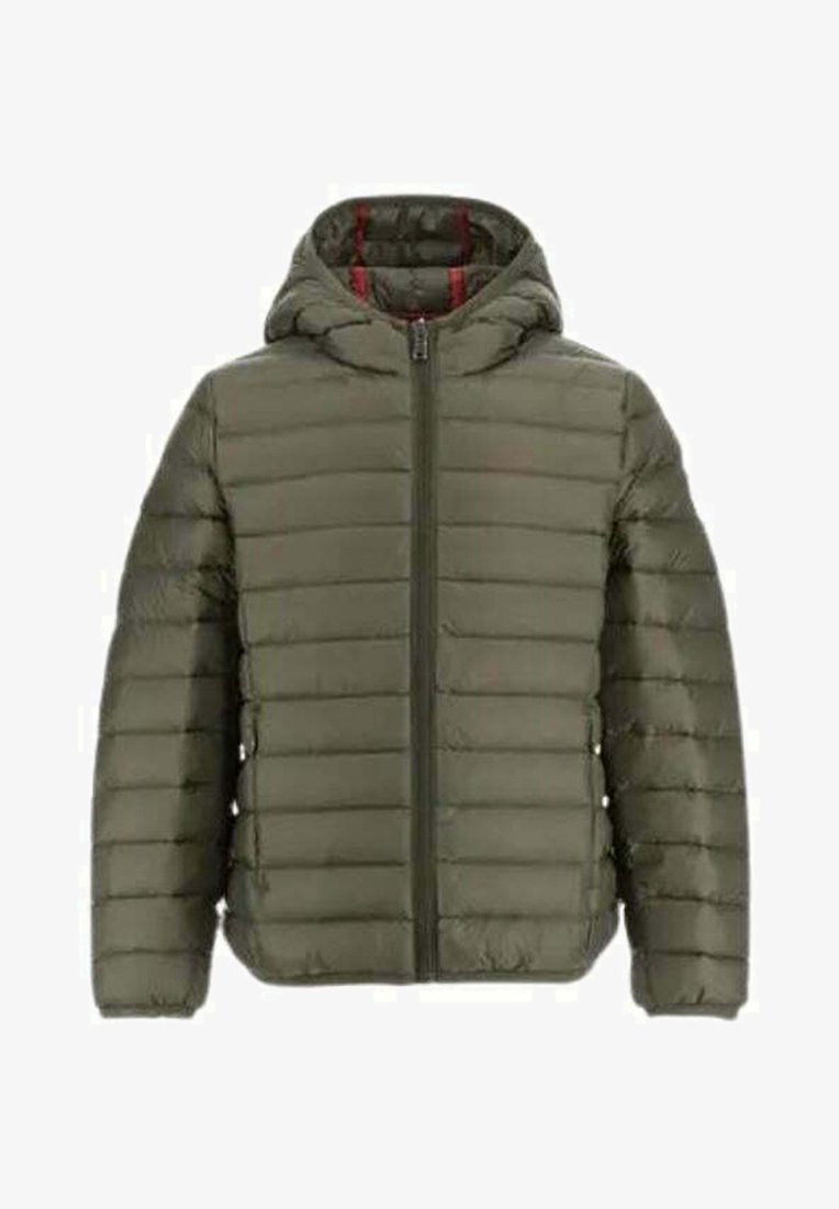 Doudoune olive verte avec fermeture éclair devant, capuche et design matelassé horizontal. Présente une texture douce et une doublure rouge à l'intérieur de la capuche.