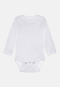 Langermet hvit babybody laget av myk bomull. Har skuldersnapper og tre metallknapper nederst for enkel bleieskift.
