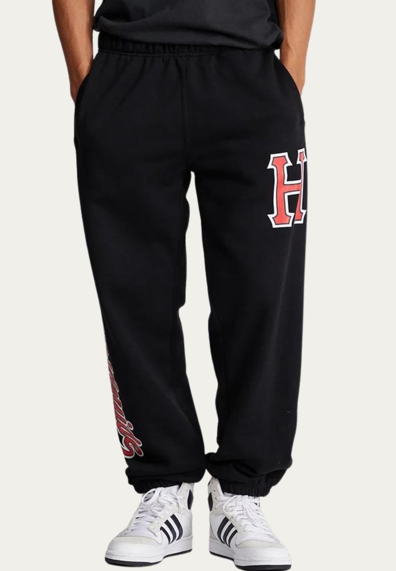 Sorte sweatpants med elastisk talje, med røde grafiske bogstaver på forsiden og siden. Lavet af blødt stof med en afslappet pasform.