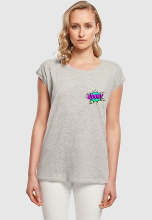 Graues T-Shirt mit kurzen Ärmeln und Rundhalsausschnitt sowie einem bunten "BOOM!"-Grafikdruck auf der linken Seite. Weicher, strukturierter Stoff.
