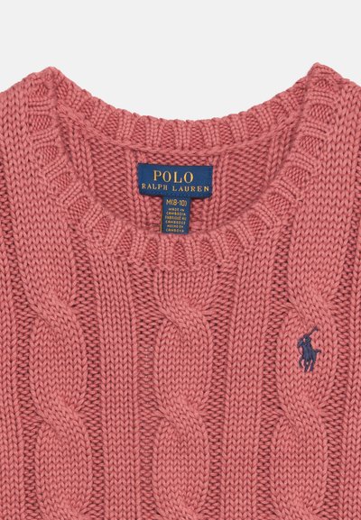 Col de pull en maille torsadée rose avec étiquette Polo Ralph Lauren et petit logo brodé d’un joueur de polo bleu sur la poitrine.