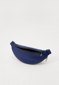 Zila ādas gurnu soma pusmēness formas, ar augšējo rāvējslēdzēju un regulējamu siksnu. Gluda tekstūra ar minimālu aparatūru.