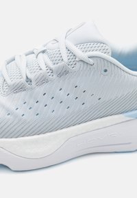 Under Armour INFINITE PRO - Cestná bežecká obuv - distant gray/halo gray/nimbus blue