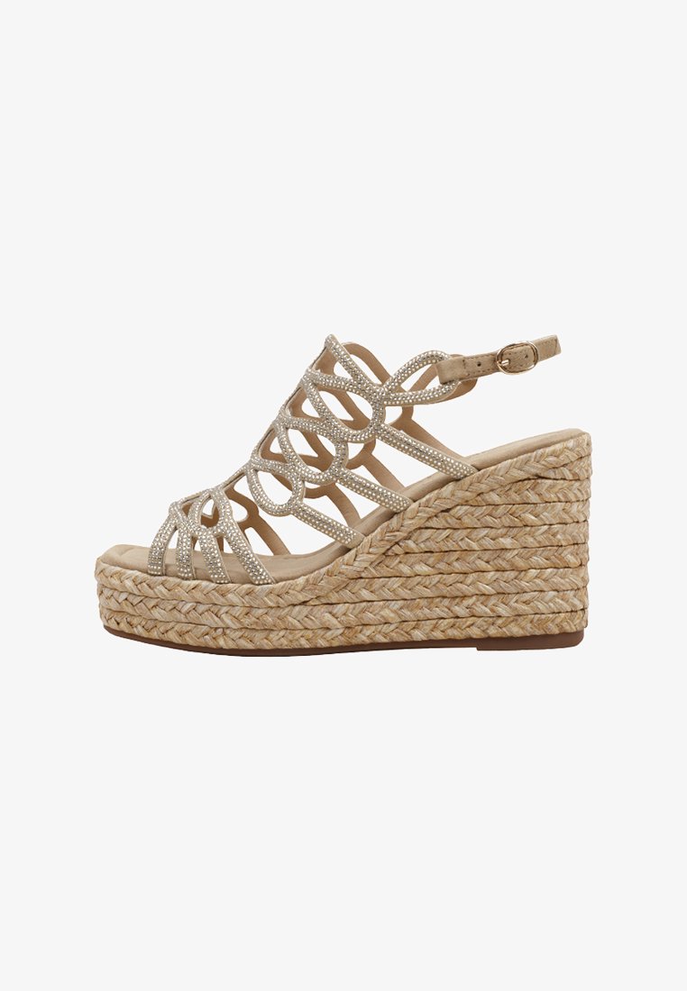 Sandale compensée beige avec semelle plateforme tressée, brides bouclées ornées de strass et boucle réglable à la cheville.