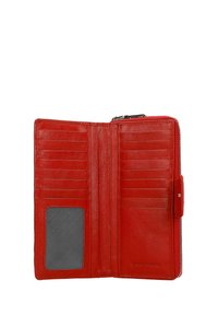 Rote Lederbörse mit mehreren Kartenfächern, einem transparenten Ausweisfach und einem Reißverschluss. Glatte Textur und minimale Hardware-Details.