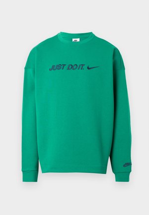 Zielona bawełniana bluza z okrągłym dekoltem. Na przodzie znajduje się napis „JUST DO IT.” oraz logo Nike w granatowym kolorze. Długie rękawy.