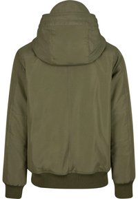 Chaqueta con capucha de color verde oliva con una textura suave, puños y dobladillo elásticos; presenta detalles de costura y una capucha redondeada.