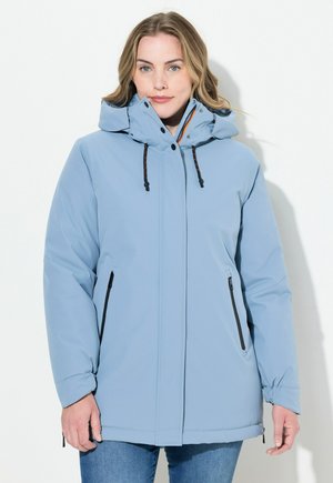 Veste d'extérieur bleu clair avec capuche, dotée de poches zippées noires, de cordons de serrage réglables et d'un tissu lisse et résistant à l'eau.
