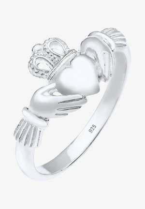 Bague en argent sterling représentant deux mains tenant un cœur, surmonté d'une couronne. Surface lisse et polie avec des gravures détaillées sur les mains.