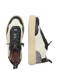 Sneaker con tomaia in pelle bianca, accenti neri e dettagli con stampa animale. Suola in gomma spessa e texture stratificata nel design.