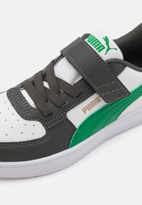 Schoen met een mix van grijs, wit en groene synthetische leer; beschikt over een klittenbandsluiting, veters en geperforeerde details bij de tenen.