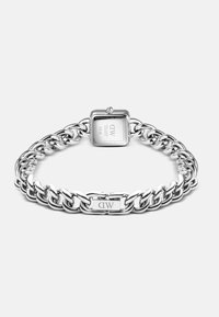 Silberne Armbandkette mit quadratischem Ziffernblatt. Das Armband besteht aus miteinander verbundenem, poliertem Metall, mit einem im Akzentstück eingebetteten Logo-Detail.