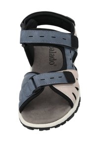 Sport sandal i blått, svart och ljusrosa. Har justerbara remmar, vadderat fotbed och strukturerad gummisula för grepp.