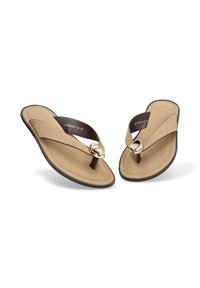 Chanclas marrones con una plantilla beige, que presentan una correa marrón oscuro y aros de metal como acentos. La superficie parece lisa con una ligera textura.