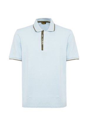 Polo bleu clair à manches courtes avec bordure vert olive sur le col et la patte de boutonnage, avec le texte "BLAUER" sur la patte.